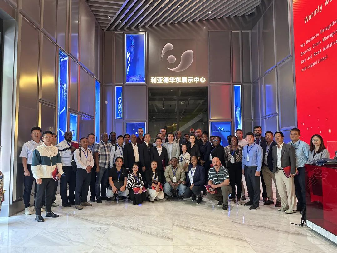 “一带一路”八国航空安保与危机管理商务考察团到访新利luck·蓝硕，共探国际合作新机遇